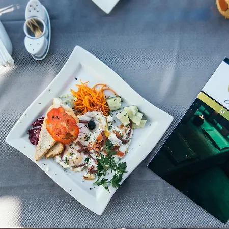 & Nesh Penzion Tatariv